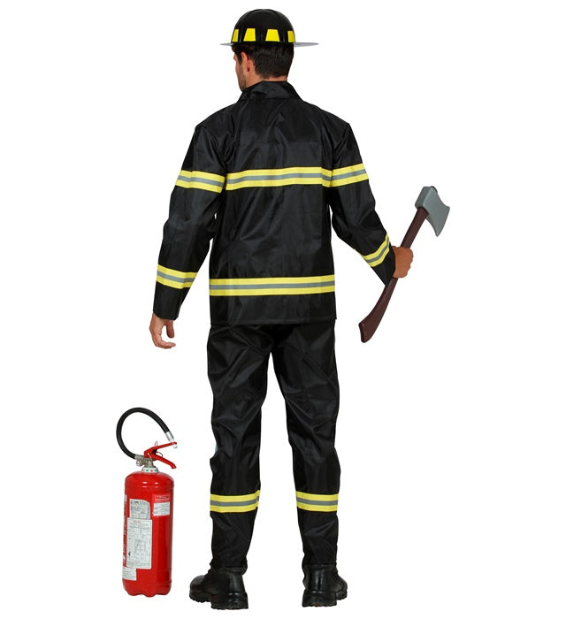 Kind trägt Feuerwehrmann Kostüm mit rotem Oberteil, Hose und Helm bei Fasnacht