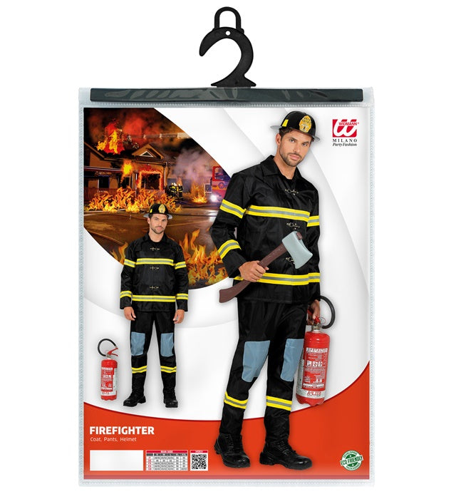 Kind trägt Feuerwehrmann Kostüm mit rotem Oberteil, Hose und Helm bei Fasnacht