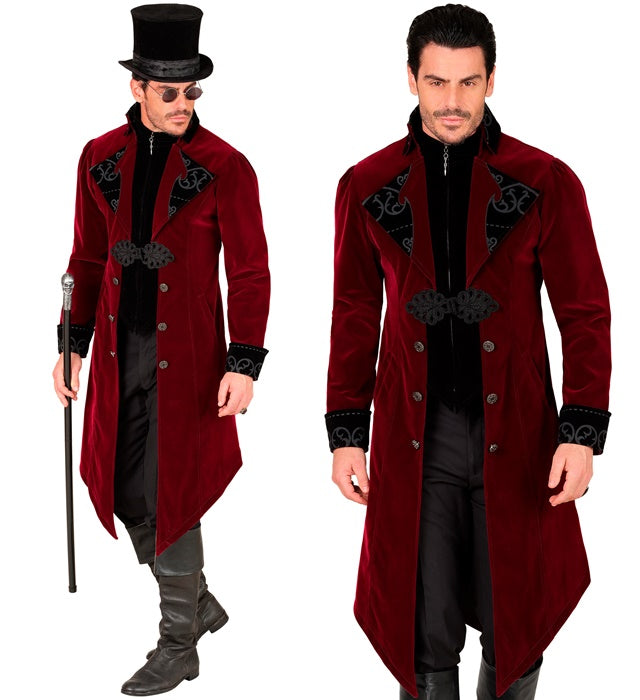 Bordeauxroter Gothic Mantel aus Samt auf weißem Hintergrund