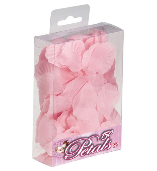 Rosa Blütenblätter zum Dekorieren auf einem Holztisch gestreut