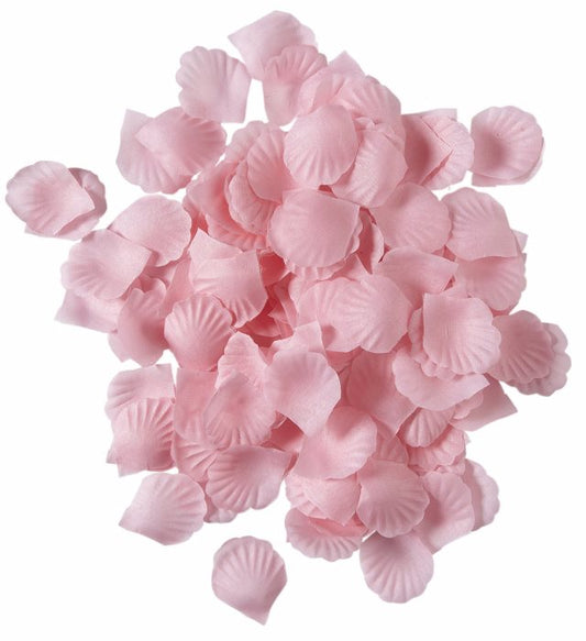 Rosa Blütenblätter zum Dekorieren auf einem Holztisch gestreut