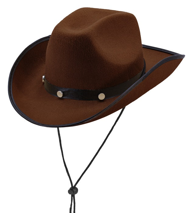 Brauner Cowboyhut mit Metallnieten auf weißem Hintergrund