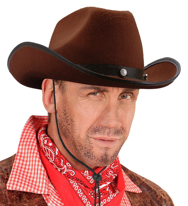 Brauner Cowboyhut mit Metallnieten auf weißem Hintergrund
