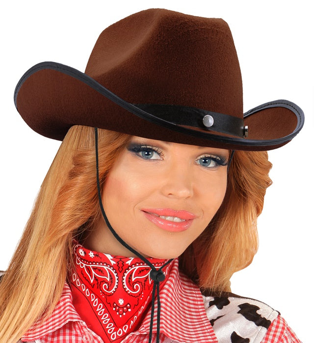 Brauner Cowboyhut mit Metallnieten auf weißem Hintergrund