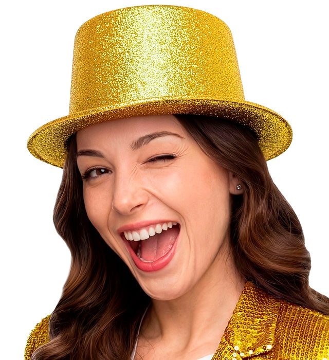 Goldener Zylinderhut auf weißem Hintergrund, glänzendes Kostümaccessoire