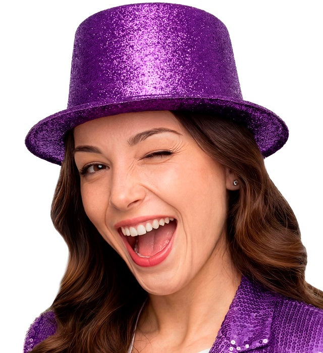 Violetter Zylinderhut auf weißem Hintergrund, geeignet für Fasnacht und Karneval
