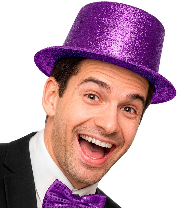 Violetter Zylinderhut auf weißem Hintergrund, geeignet für Fasnacht und Karneval