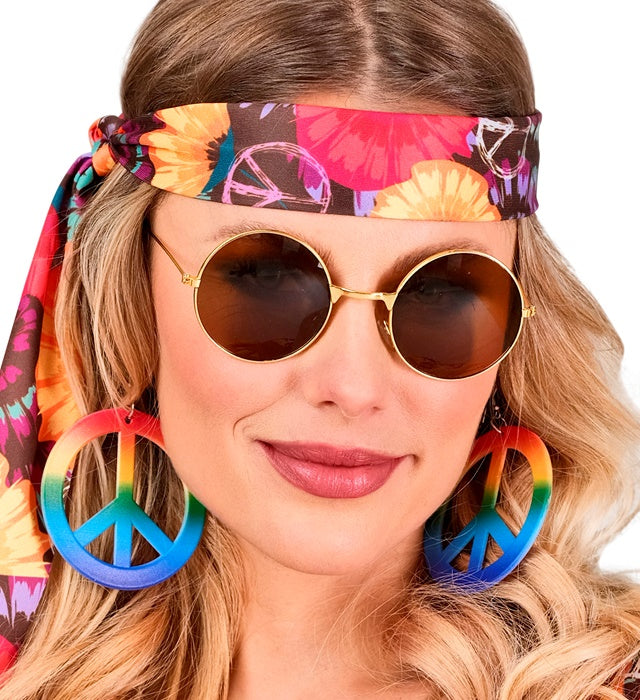 Hippiebrille mit runden braunen Gläsern auf weissem Hintergrund