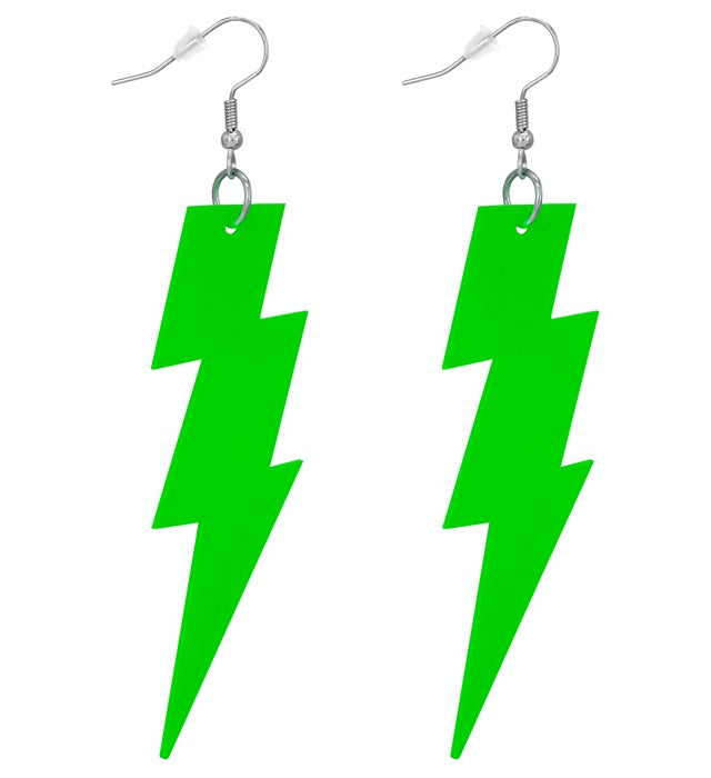 Neon grüne Blitz Ohrringe im 80er Jahre Stil auf weißem Hintergrund