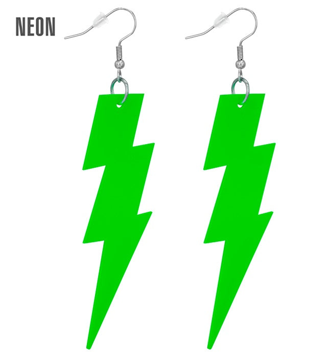Neon grüne Blitz Ohrringe im 80er Jahre Stil auf weißem Hintergrund