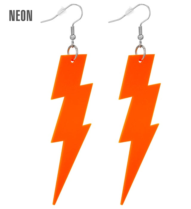 Neon orange Blitz Ohrringe im 80er Jahre Stil auf weißem Hintergrund