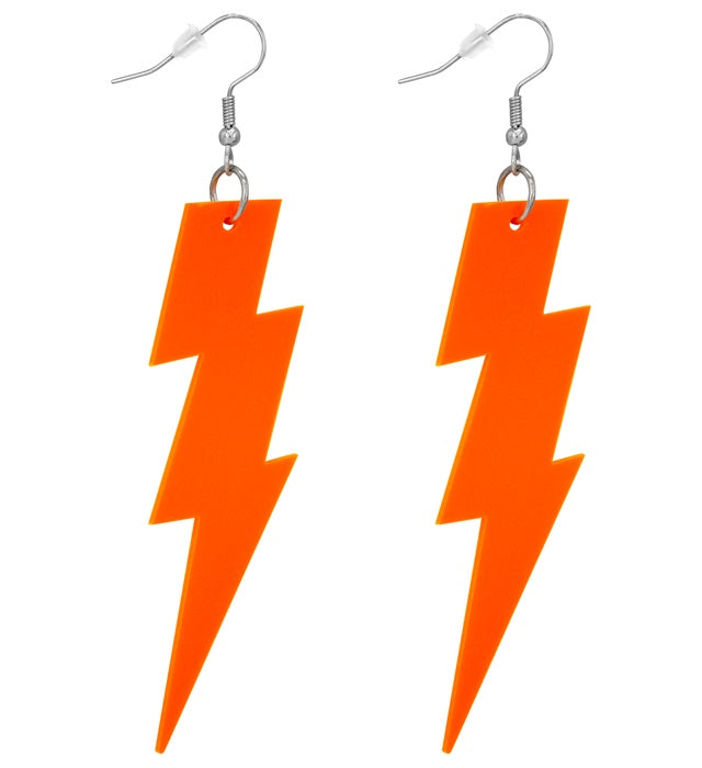 Neon orange Blitz Ohrringe im 80er Jahre Stil auf weißem Hintergrund