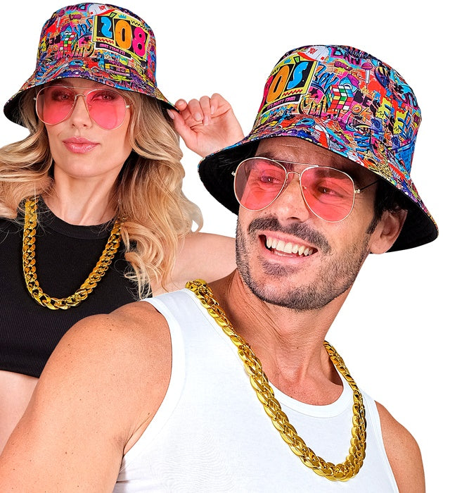 90er Jahre Hip Hop Anglerhut mit Brille, Kette und Ring im Graffiti-Design