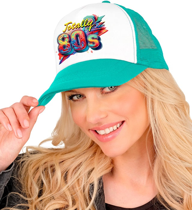 80er Jahre Basecap im bunten Retro-Stil auf weissem Hintergrund