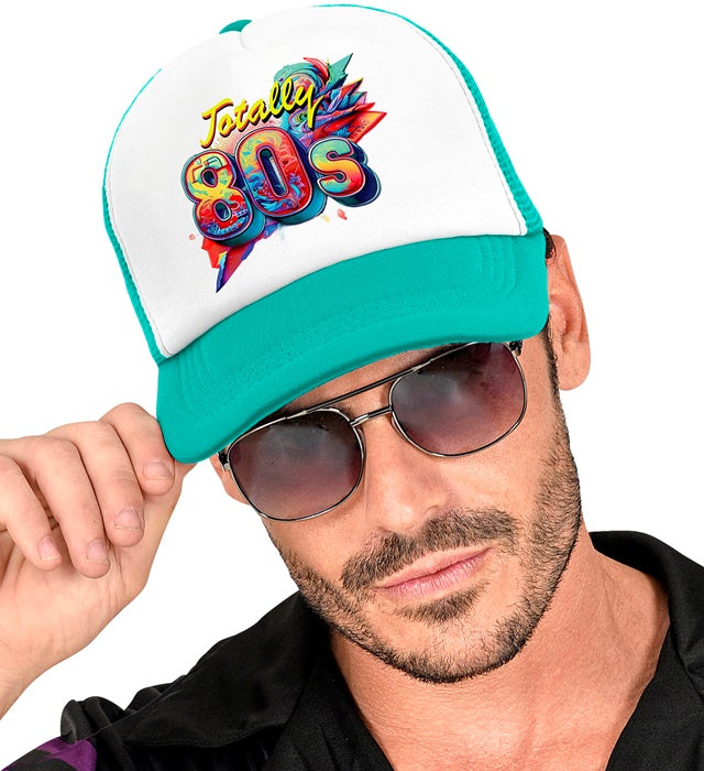 80er Jahre Basecap im bunten Retro-Stil auf weissem Hintergrund