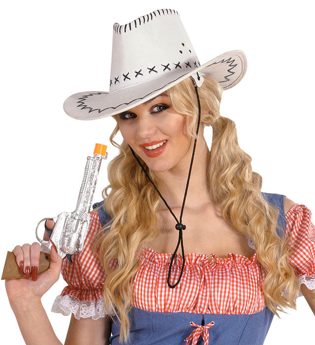 Weisser Cowboyhut mit Wildlederoptik und Ziernähten auf neutralem Hintergrund