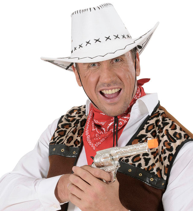 Weisser Cowboyhut mit Wildlederoptik und Ziernähten auf neutralem Hintergrund
