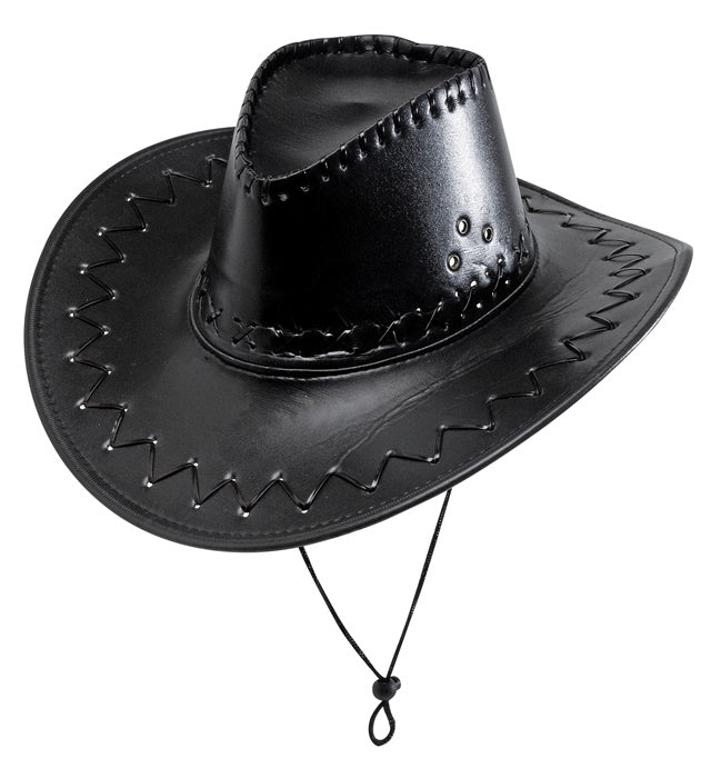 Schwarzer Cowboyhut aus Kunstleder mit auffälligen Nähten auf weißem Hintergrund