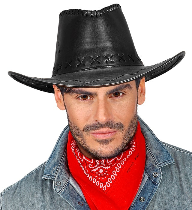 Schwarzer Cowboyhut aus Kunstleder mit auffälligen Nähten auf weißem Hintergrund