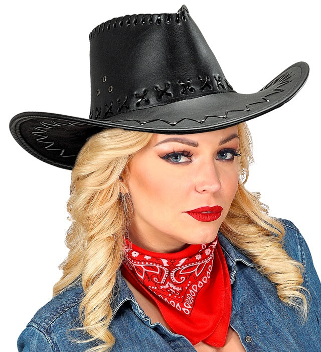 Schwarzer Cowboyhut aus Kunstleder mit auffälligen Nähten auf weißem Hintergrund