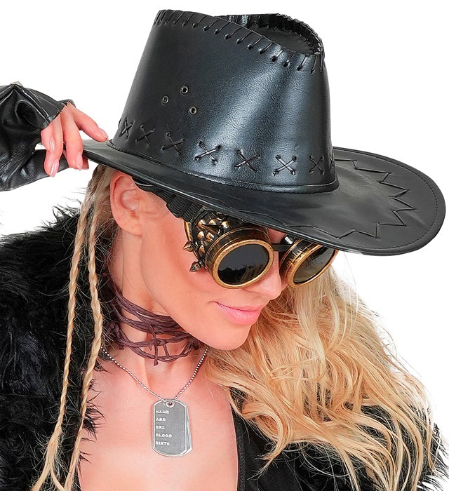 Schwarzer Cowboyhut aus Kunstleder mit auffälligen Nähten auf weißem Hintergrund