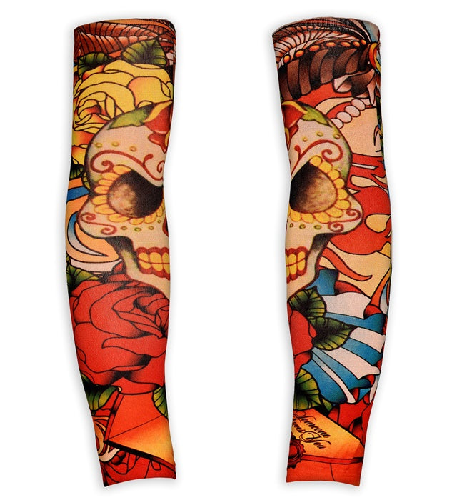 Tattooärmel mit Totenkopf und Rosen Motiv auf Arm getragen