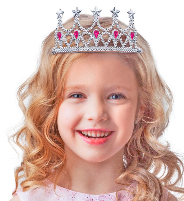Tiara mit funkelnden klaren Edelsteinen auf silbernem Gestell
