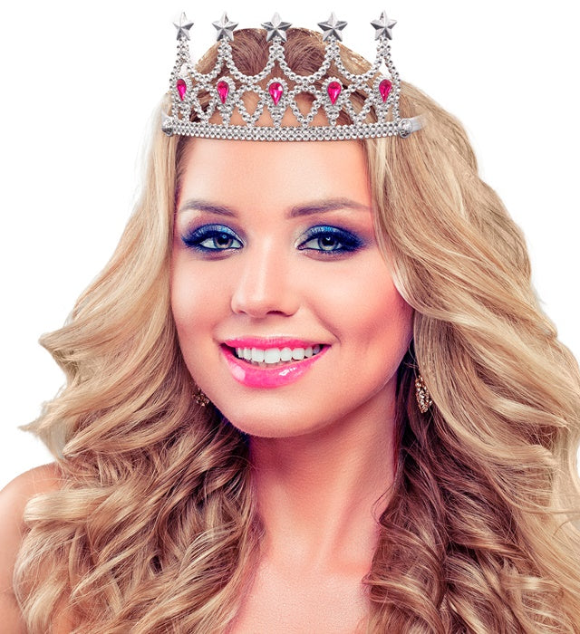 Tiara mit funkelnden klaren Edelsteinen auf silbernem Gestell