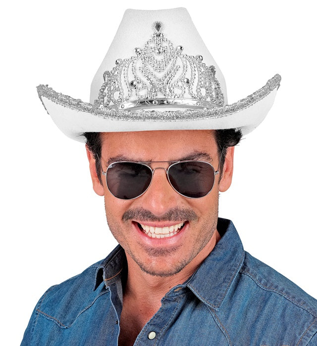 Weisser Cowgirl Partyhut mit funkelnder Tiara auf neutralem Hintergrund