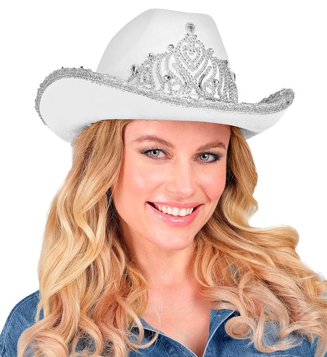 Weisser Cowgirl Partyhut mit funkelnder Tiara auf neutralem Hintergrund