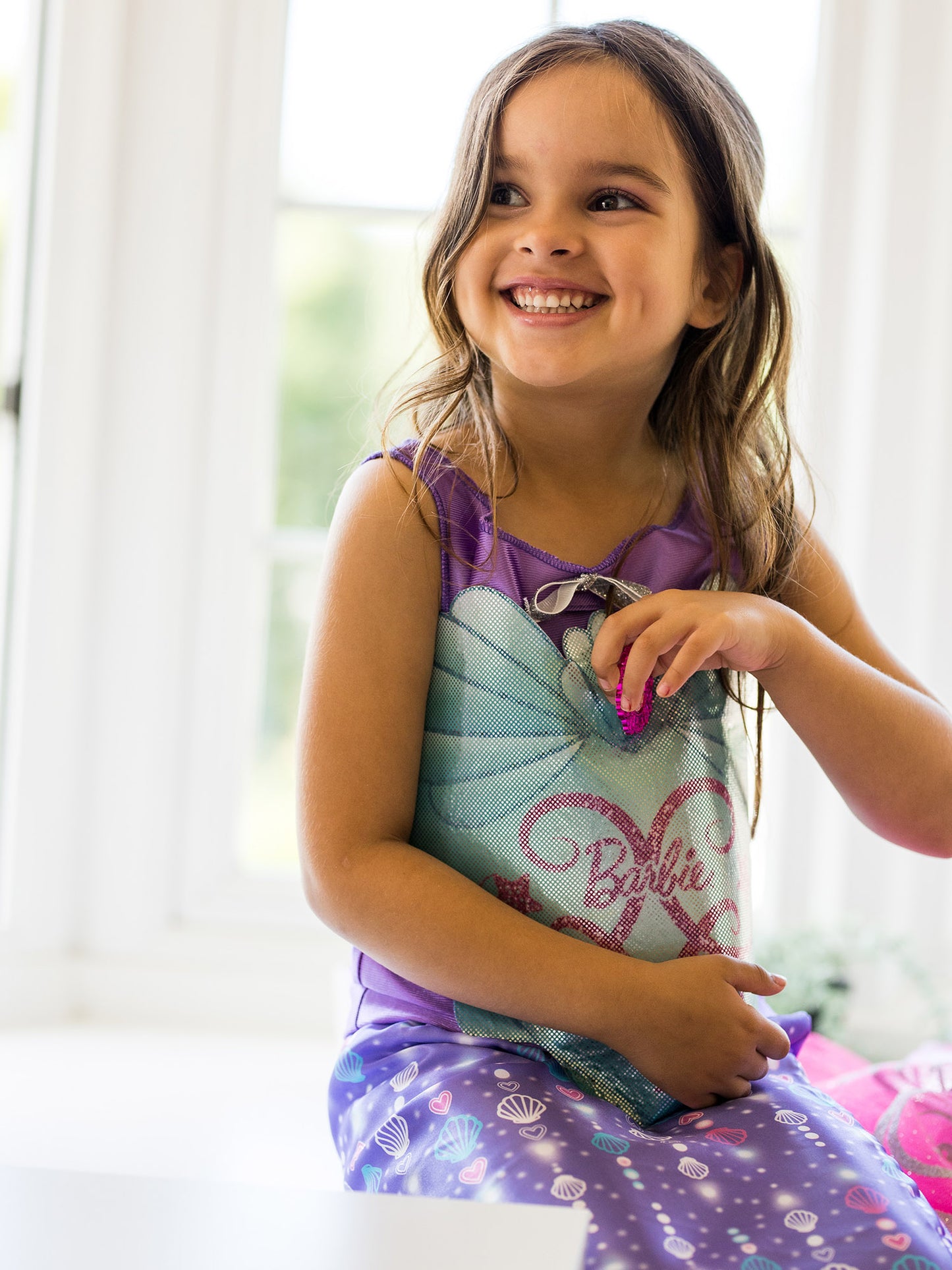Rubies Barbie Dress-Up Trunk Kinderkostüm für Mädchen mit Verkleidungsset – Rückansicht