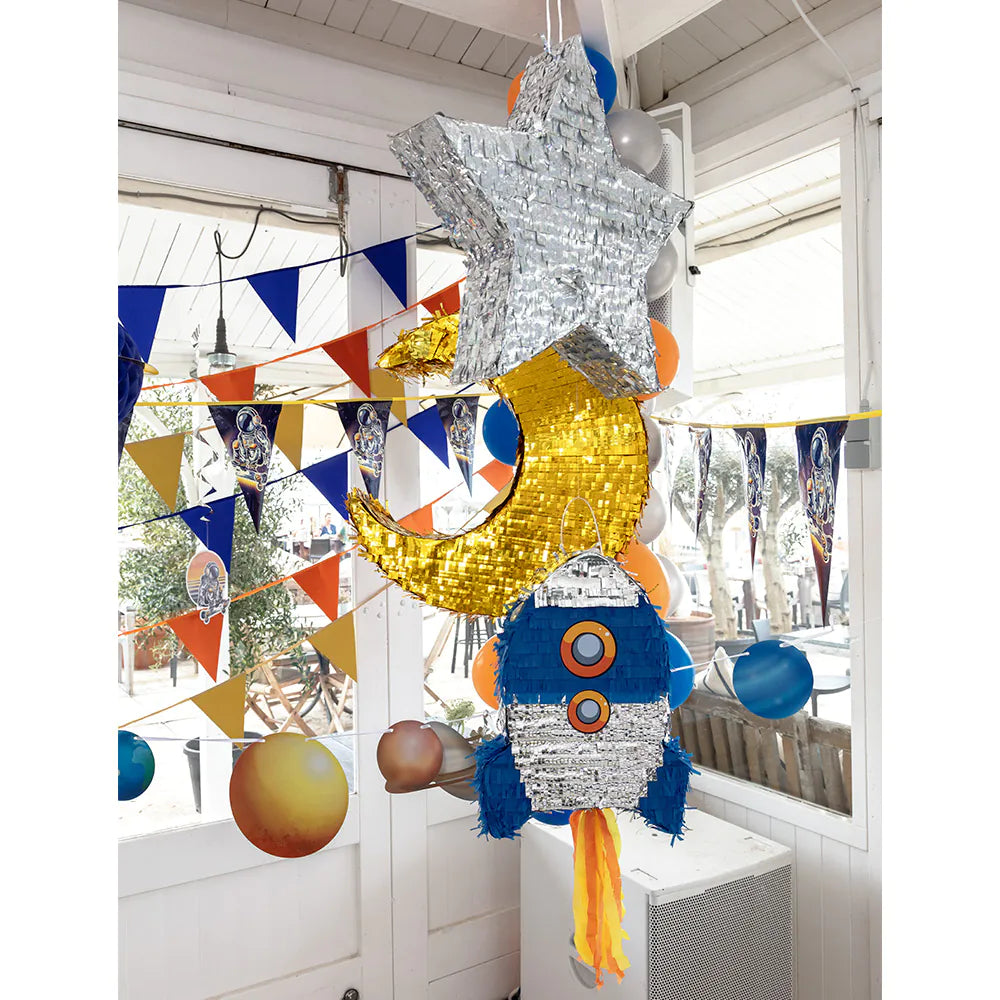 Goldene Mond-Piñata mit glänzender Oberfläche als elegante Eid Mubarak Partydekoration