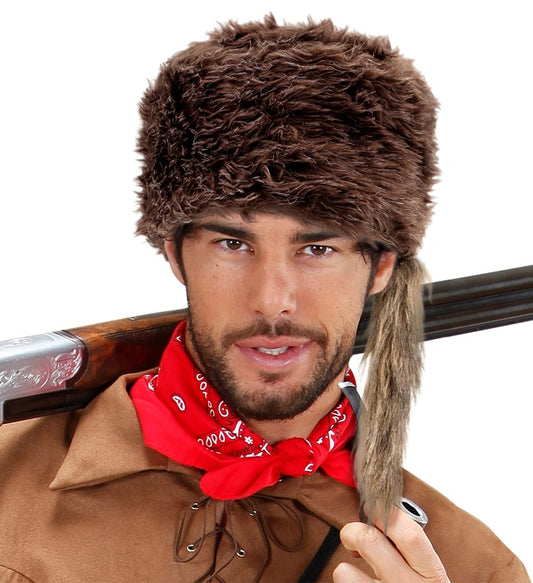 Plüsch Trapper Hut in braun mit Ohrenschützern auf weissem Hintergrund