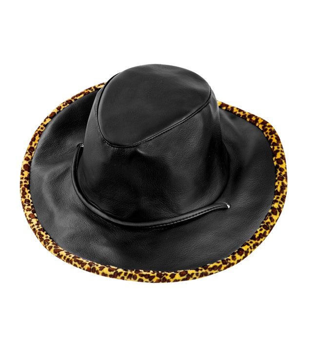 Kunstleder Cowboy Hut mit Leopardenverzierung vor weißem Hintergrund