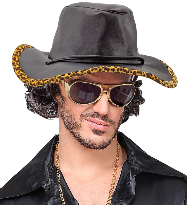 Kunstleder Cowboy Hut mit Leopardenverzierung vor weißem Hintergrund