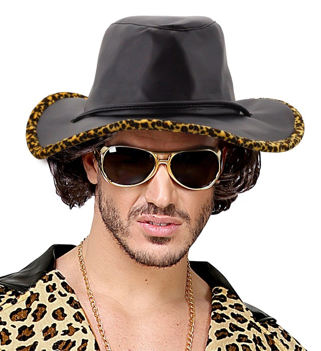 Kunstleder Cowboy Hut mit Leopardenverzierung vor weißem Hintergrund