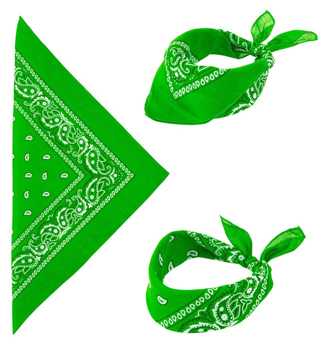 Grünes Bandana aus Baumwolle 55x55 cm auf weißem Hintergrund
