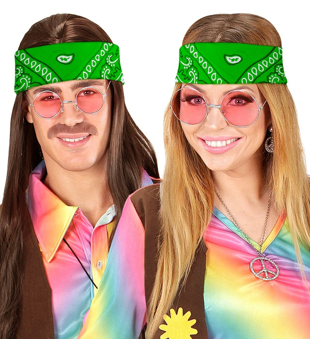Grünes Bandana aus Baumwolle 55x55 cm auf weißem Hintergrund