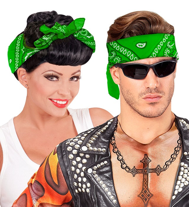 Grünes Bandana aus Baumwolle 55x55 cm auf weißem Hintergrund
