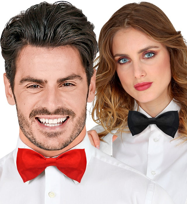 Drei bunte Satin-Fliegen in verschiedenen Farben als festliche Accessoires