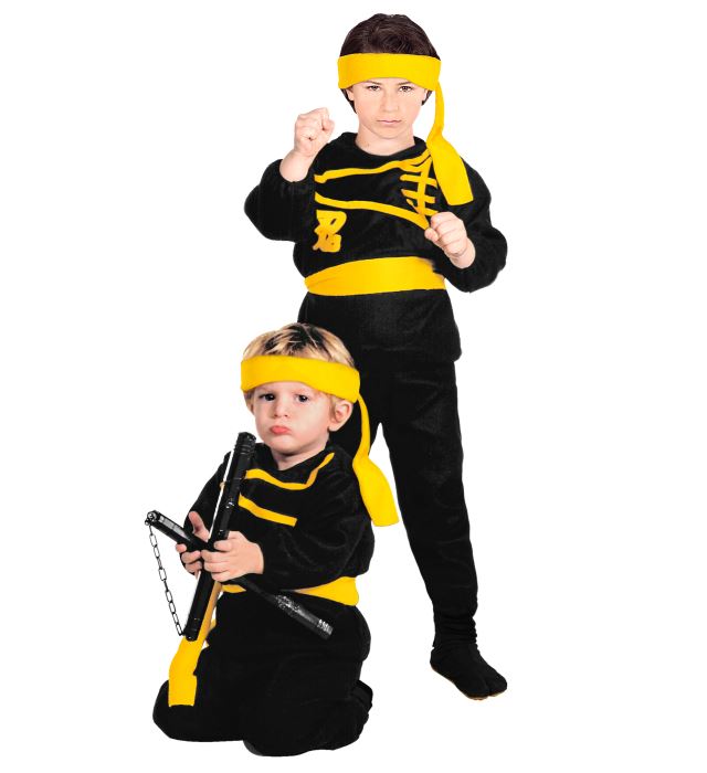 Ninja Kostüm Set bestehend aus Oberteil, Hose, Gürtel und Stirnband auf neutralem Hintergrund