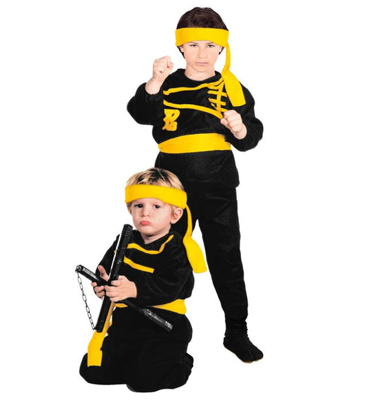 Ninja Kostüm Set bestehend aus Oberteil, Hose, Gürtel und Stirnband auf neutralem Hintergrund