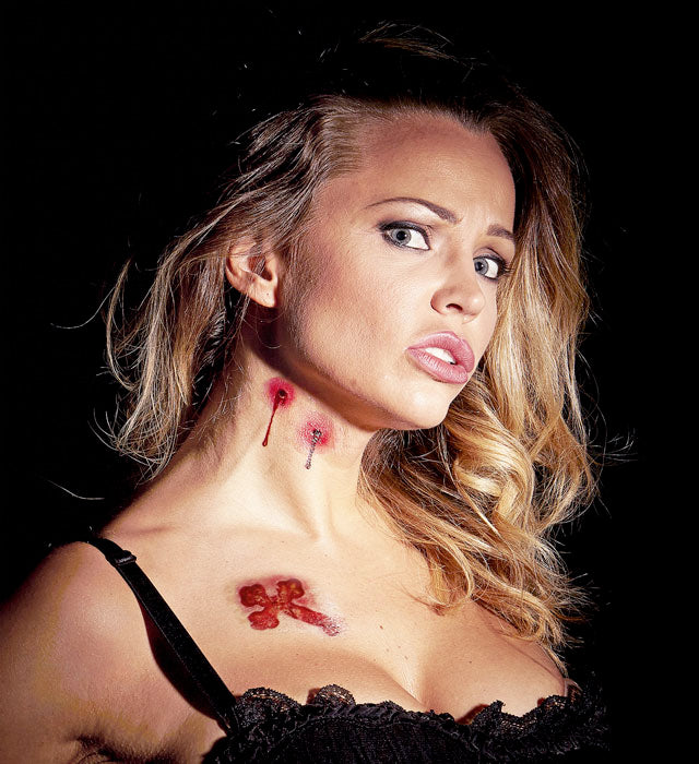 6 realistische Vampirbiss Wund Tattoos auf Haut aufgetragen