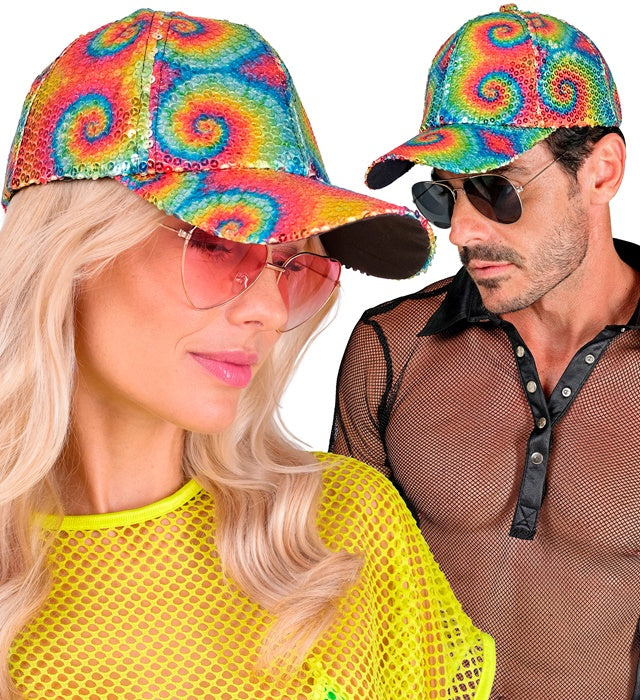 Pailletten Basecap mit buntem Tie-Dye Muster auf hellem Hintergrund