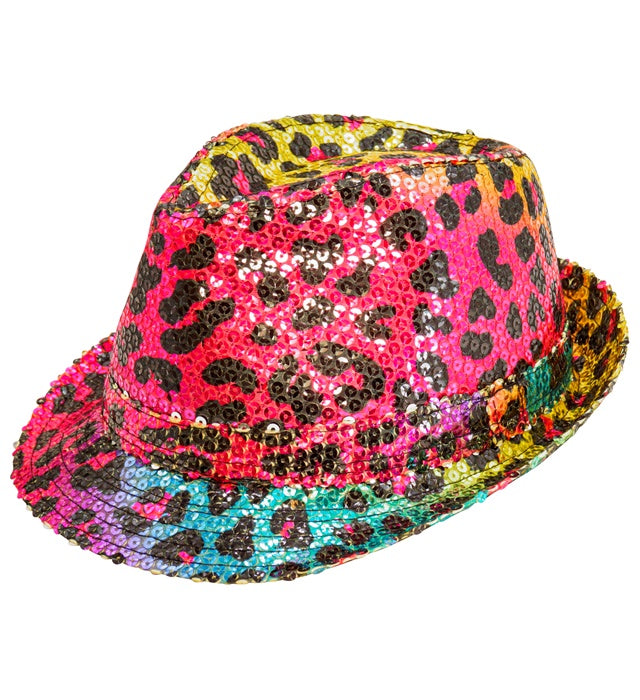 Pailletten Fedora Hut im Leopardenmuster mit Regenbogeneffekt auf weißem Hintergrund