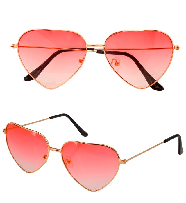 Rote Herzbrille als Fasnachts-Accessoire auf weißem Hintergrund