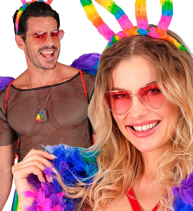 Rote Herzbrille als Fasnachts-Accessoire auf weißem Hintergrund