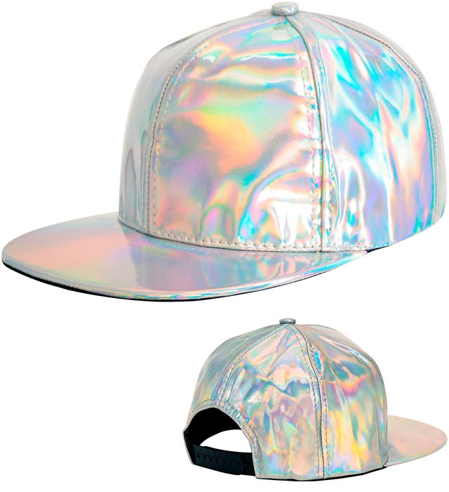 Silberne holografische Basecap mit schimmerndem Effekt auf weissem Hintergrund