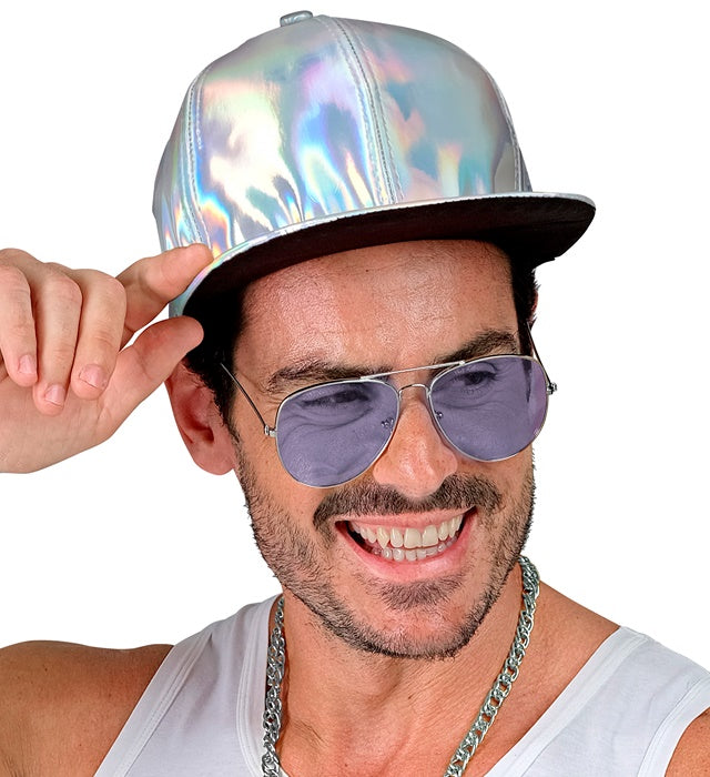 Silberne holografische Basecap mit schimmerndem Effekt auf weissem Hintergrund