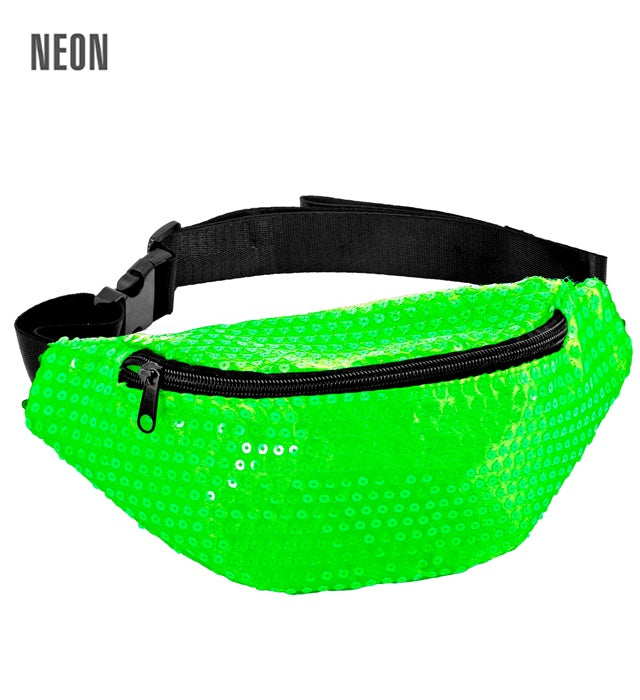 Neon grüne Pailletten Gürteltasche mit verstellbarem Gürtel auf weißem Hintergrund